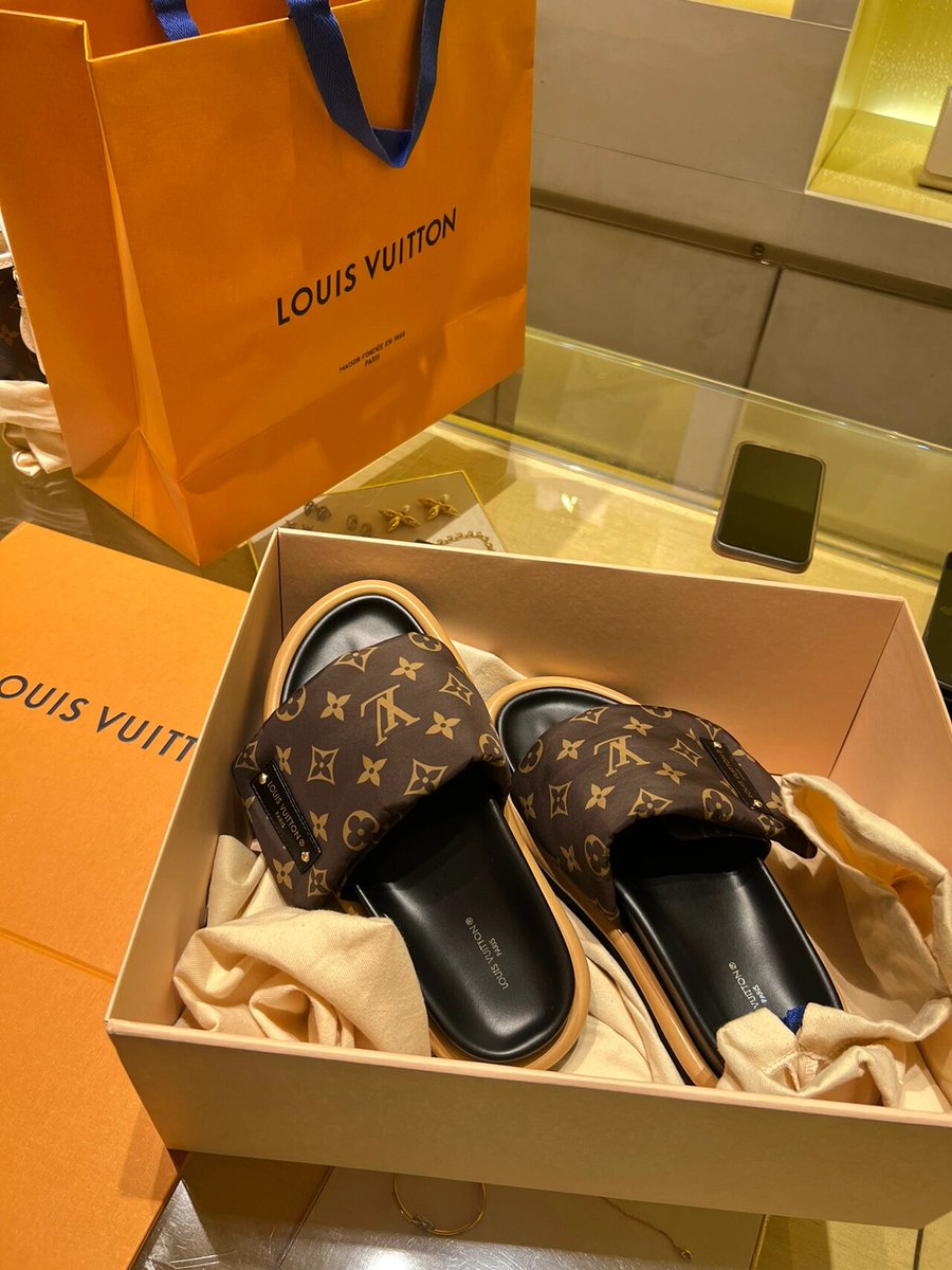 SimoneMesse's tweet image. Every day is a new day for shopping 😍