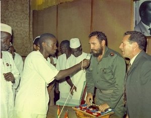 Fidel: es condecorado por el presidente Sokou Toure con la orden de la Fidelidad al pueblo en el Palacio de Conakry, Guinea, 7 de mayo de 1972 #LaHabanaDeTodos #LaHabanaViveEnMí