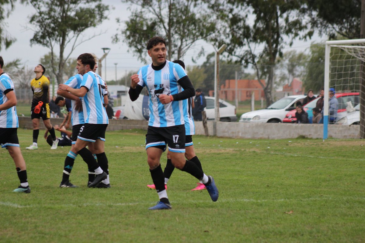 " Cuando me aburría en el partido,se la daba al perro del 10 de barracas para volver a sacarsela"

✍️🏻 Dylan Arce
