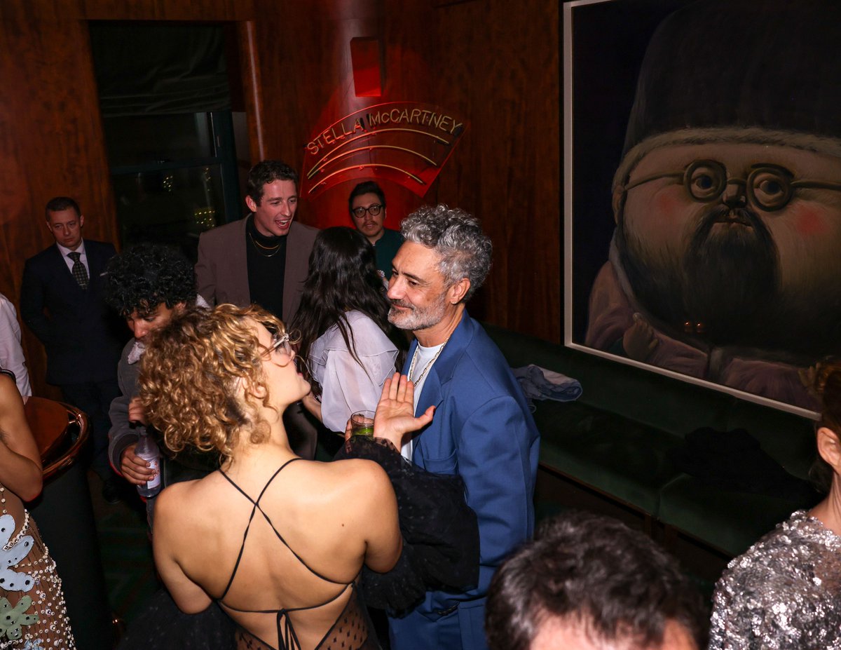 📸 Taika Waititi holds a fun drink and a conversation at the Met Gala after party