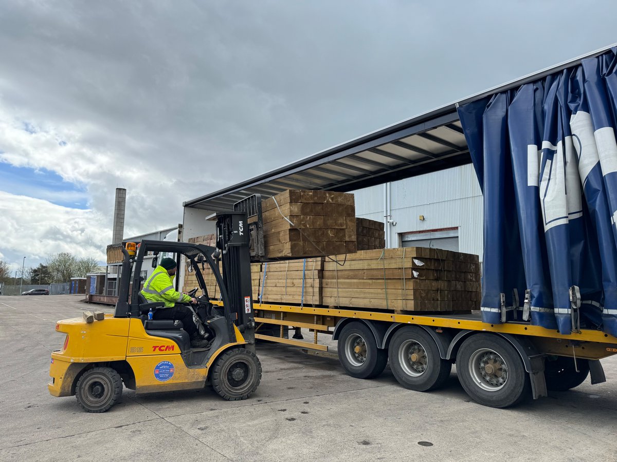 Busy week after the Bank Holiday for Eva Timber! 🚚 Sending out loads of fencing material nationwide. ⛏️ Stock up your timber reserves ahead of the summery weather! Contact us today. 🌳 #EvaTimber #Fencing #SummerPrep