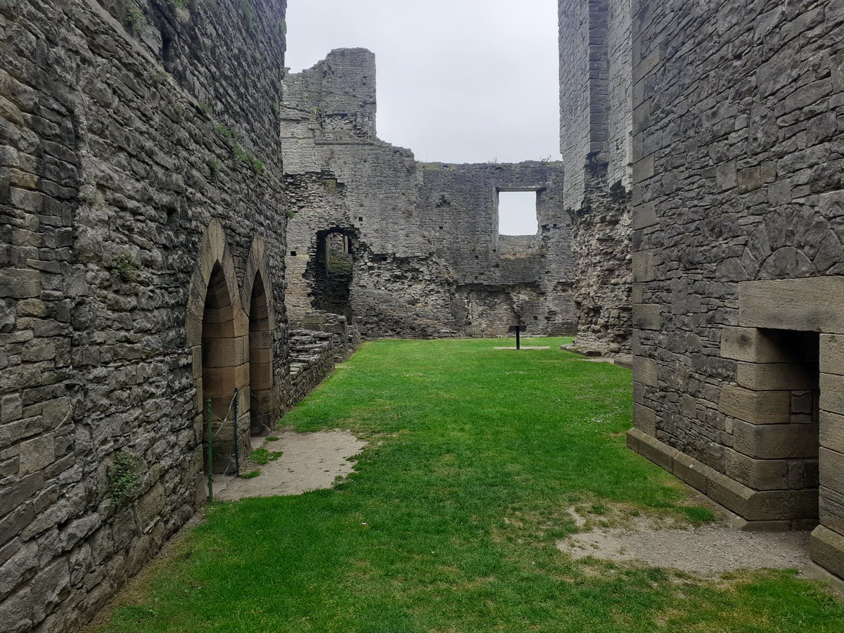 enttruth2's tweet image. That's my spiritual home booked for holidays #Leyburn #Hawes and  pay homage @rsociety_iii Castle at #Middleham 

 Who will we come across this year. Last year it was Michael Portillio @portilloandhen on @WensleydaleRail and Paige appeared on TV.