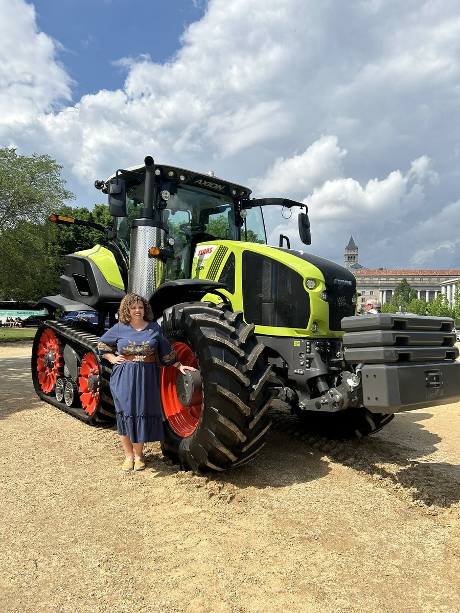 Nothing better than seeing tractors on the National Mall! Thank you @aemadvisor and @westerncaucus for making the National Mall look a little more like middle America today.