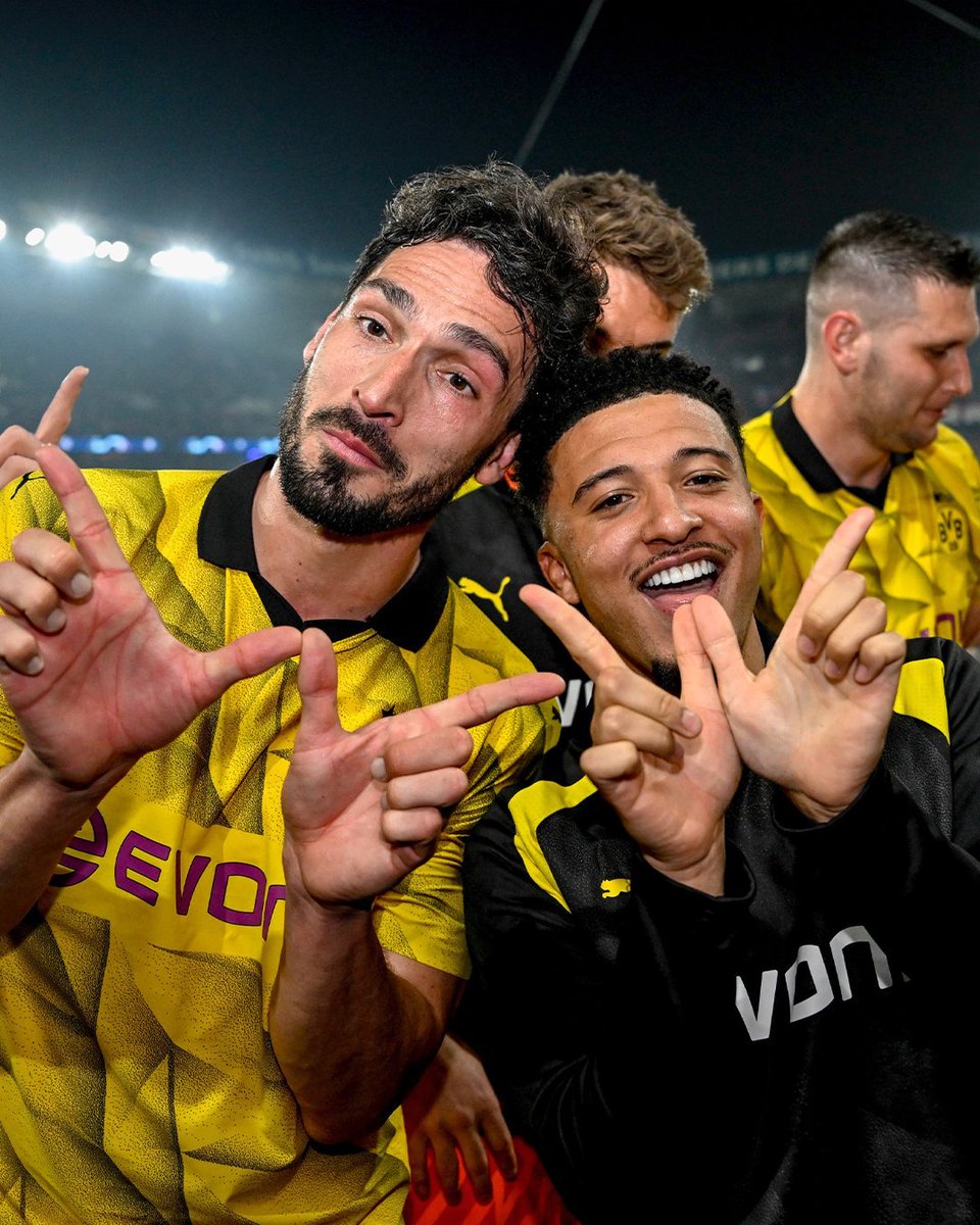 SiaranBolaLive's tweet photo. Jadon Sancho Lolos ke FINAL #UCL merupakan pemain Man United pertama yang lolos ke Final #UCL untuk pertama kalinya sejak 2011, sementara Man United hanya koleksi 1 kemenangan di #UCL musim ini.
Man United berpeluang mendapatkan tambahan uang berkat Sancho bawa Dortmund ke Final #UCL 
Uang ceperan Sancho mungkin bisa digunakan Man United untuk pesangon Erik Ten Hag jika dipecat.

Plot Twist:
Sancho gak mau balik ke MU
ETH dipecat MU, Pesangon ETH dari uang bonus pinjaman Sancho ke Dortmund.
Sancho gak mau balik ke MU
ETH dipecat MU
Mbulet pokokmen