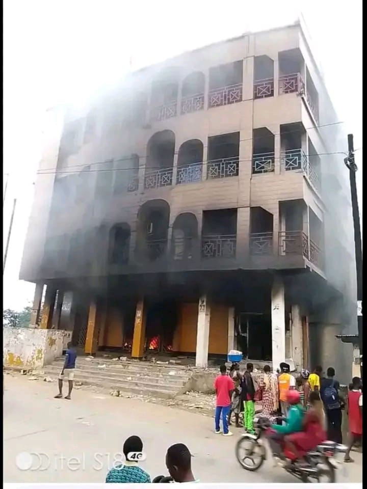 Mes pensées aux victimes de l'effondrement de l'immeuble satellite dans la ville de Matadi dans la Province du Kongo Central. Que leurs âmes reposent en paix.