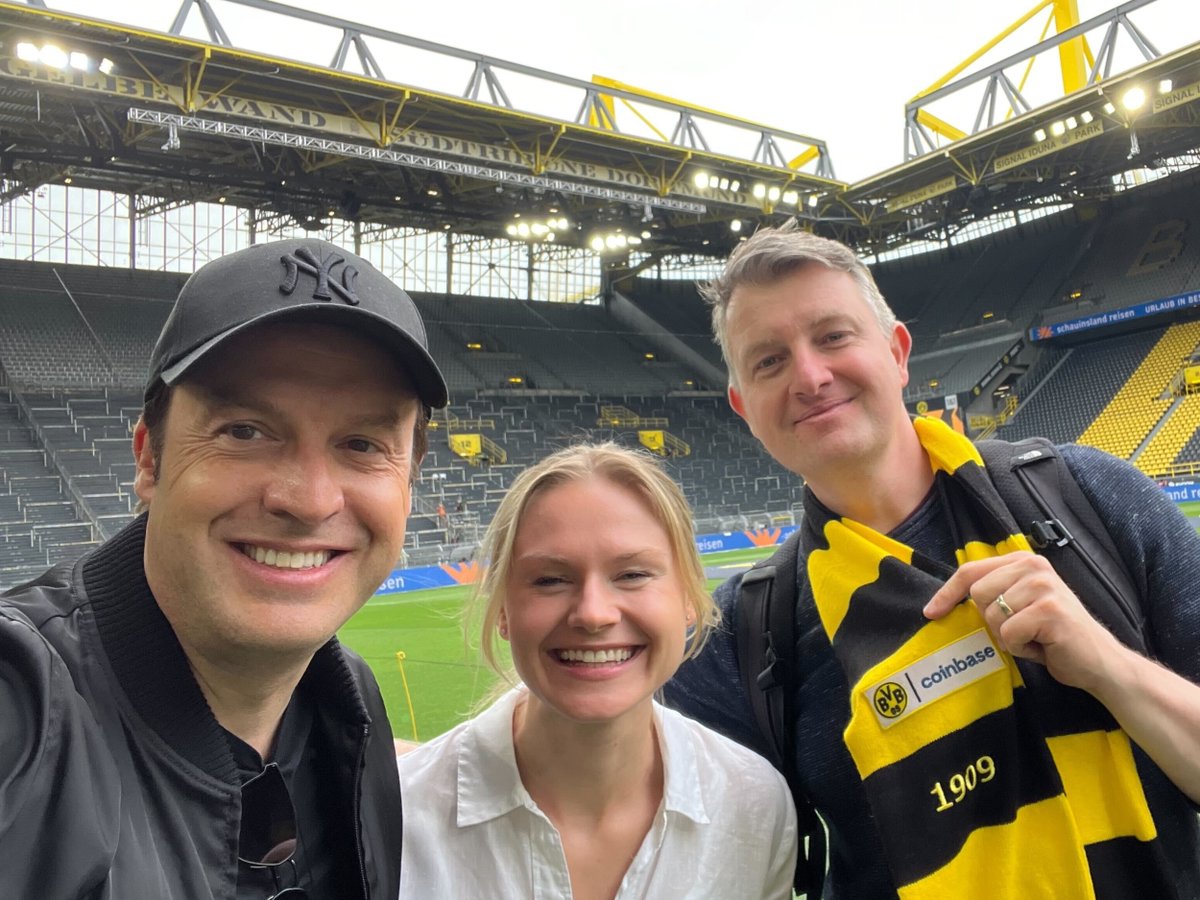 CoinbaseDE 🛡️ (@coinbasede) on Twitter photo Wahnsinn! Das Deutschland-Team von Coinbase gratuliert unserem Partner <a href="/BVB/">Borussia Dortmund</a> zum mehr als verdienten Einzug in das Champions League Finale. Wahnsinn! Das Deutschland-Team von Coinbase gratuliert unserem Partner <a href="/BVB/">Borussia Dortmund</a> zum mehr als verdienten Einzug in das Champions League Finale.