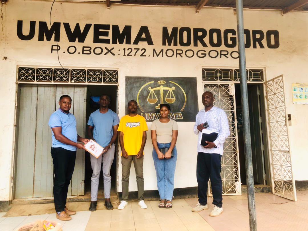 ZIARA YA MENEJA PROGRAMU KWA TAASISI YA UMWEMA  MOROGORO

Meneja Programu wa Mtandao wa watetezi  wa Haki za binadamu Tanzania (THRDC) Bw. Remmy Lema akiambatana na Msaidizi wa dawati la wanachama Bi. Neema Seki wametembelea taasisi ya Umwema (shirika lisilo mwanachama) iliyopo