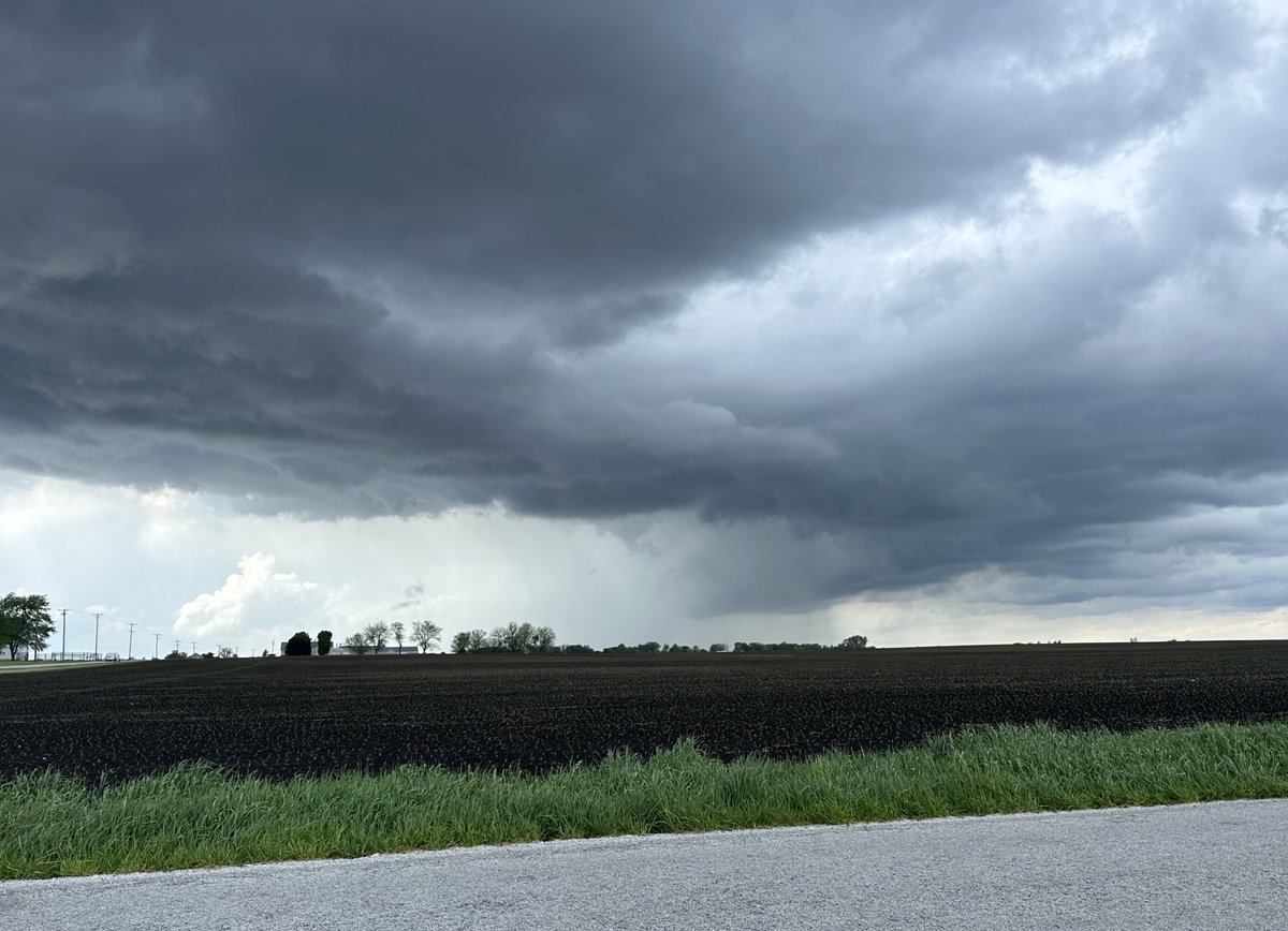 little poopercell outside of manhattan, il today. #ilwx. #poo.