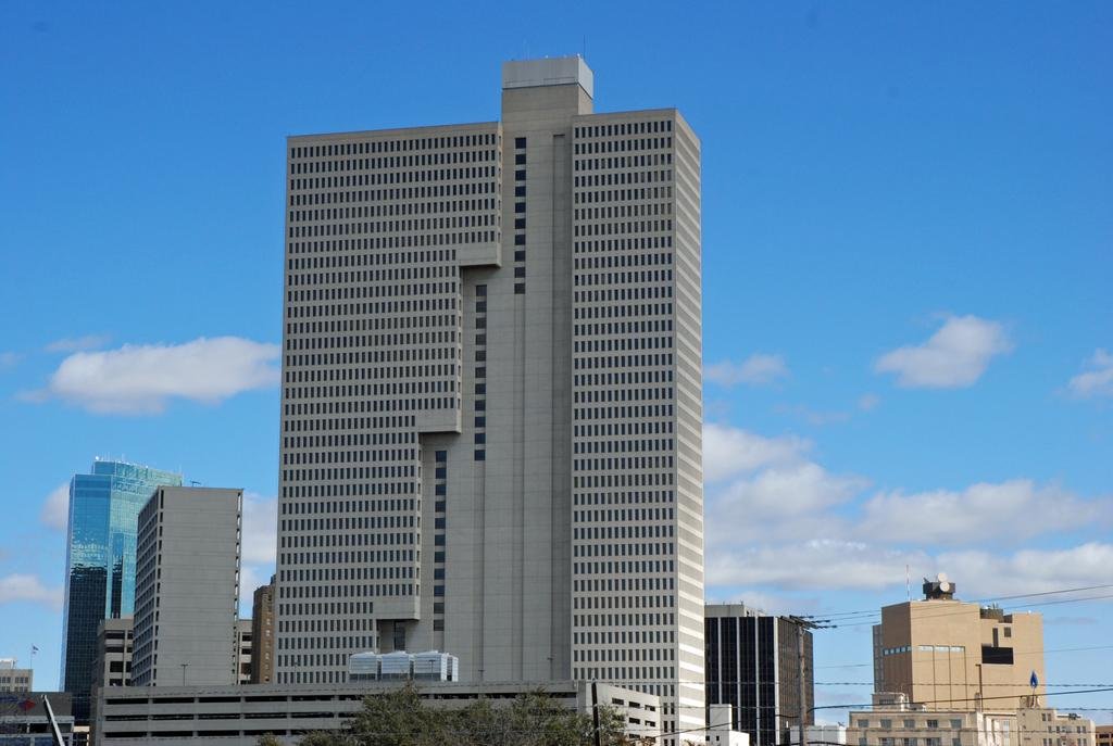 Lender Pinnacle Bank Texas took control of Fort Worth's tallest tower with a roughly $12.3M credit bid in a foreclosure auction.  

Burnett Cherry Street bought the tower for more than $137.5M in 2021.  

#commercialrealestate #credit  

bizjournals.com/dallas/news/20…