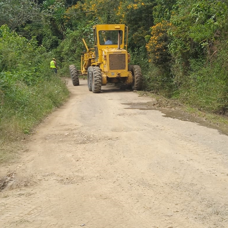 prefecturaloja's tweet photo. 📌 #SantaTeresita - #ESPÍNDOLA
A través de #VIALSUR EP. y en coordinación con el Gad Parroquial Santa Teresita realizamos trabajos de mantenimiento vial en el tramo 🚧[#Guarango - #Collingora].
@mariomancino @majosogo1 @petorresbailon 

#SabemosTrabajar 🚜 https://t.co/HnjOpW0Dby