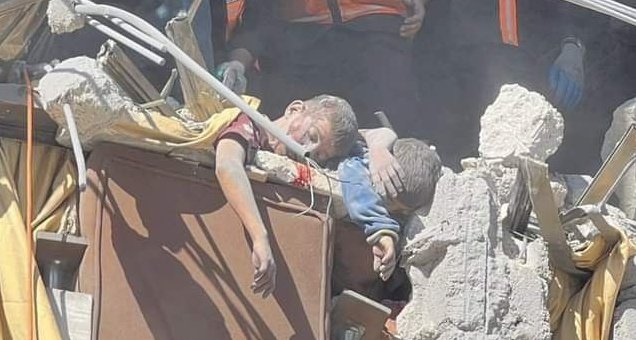 Ce qui se passe à #Rafah en une image qui en rappelle une autre !
Horreur