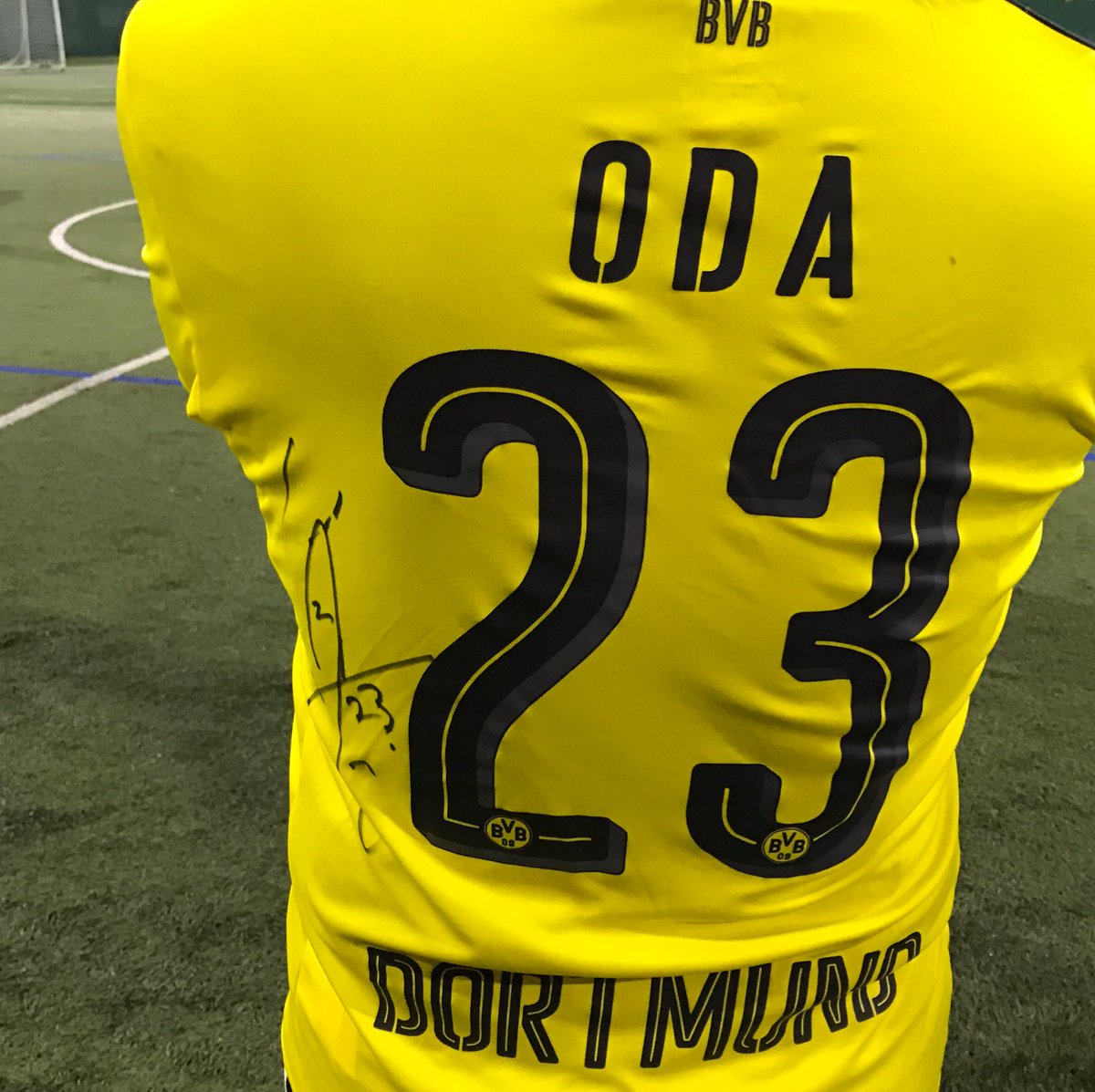 Rare photo of Oda's back wearing Dortmund football club uniform