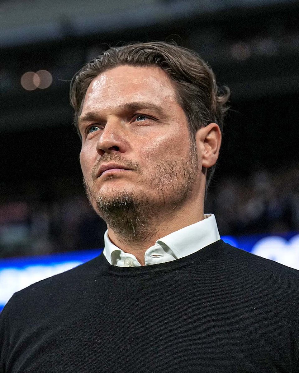 CoachesVoice_es's tweet photo. En 2012, Edin Terzić vio al  Dortmund ganar su última  Bundesliga – bajo el mando de Jürgen Klopp – como aficionado.  

Tras varias etapas en el club, una como entrenador asistente y  otra como director deportivo, hoy los lleva a la final de la Champions como entrenador 🟨⬛️ https://t.co/ytUU22BskA