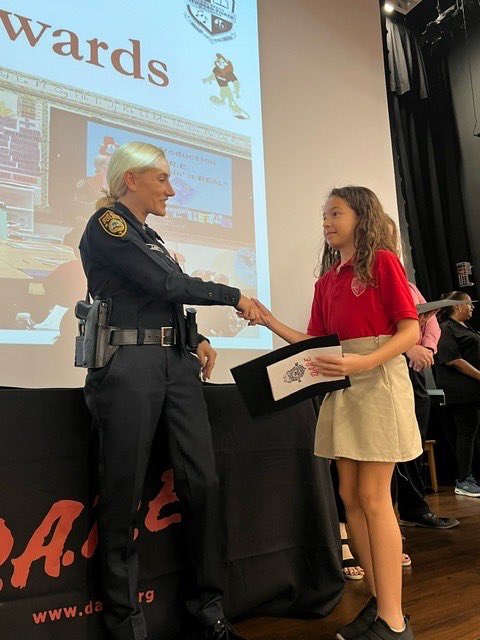 Officer Lacy is beaming with pride as she congratulates the D.A.R.E. students from @FienbergFisher on their graduation! Here’s to a bright and drug-free future for these amazing kids! #DAREprogram #graduation 🚔💙