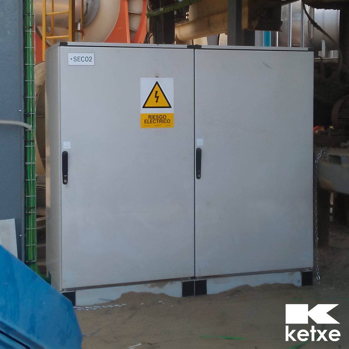 ketxeglobal's tweet image. En este proyecto, se ha instalado uno de nuestros armarios ECOMP con aplicación intemperie en las instalaciones de una planta de producción. 🏭🔧 La gama ECOMP es con seguridad la solución más versátil actualmente en el mercado. 📐🛠️ #ECOMP #ArmariosEléctricos