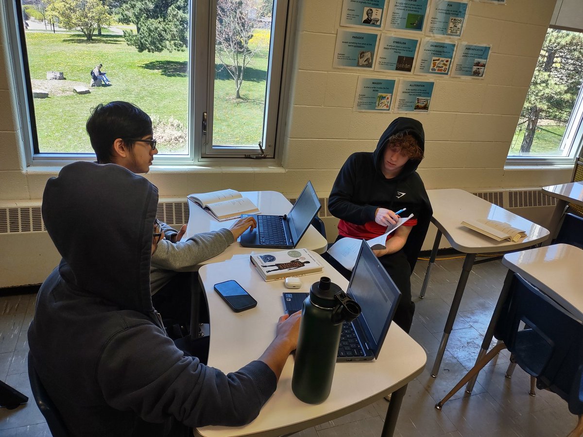 c_twitchin's tweet photo. What an amazing day being part of #LiteracyCircles in Ms Merlin's class.  Students shared various perspectives of the books they are reading.  Loved hearing about how students connected to what they were reading!!

@GLRobertsCVI  @DDSB_Literacy @DDSBSchools https://t.co/NCTtUxQKOf