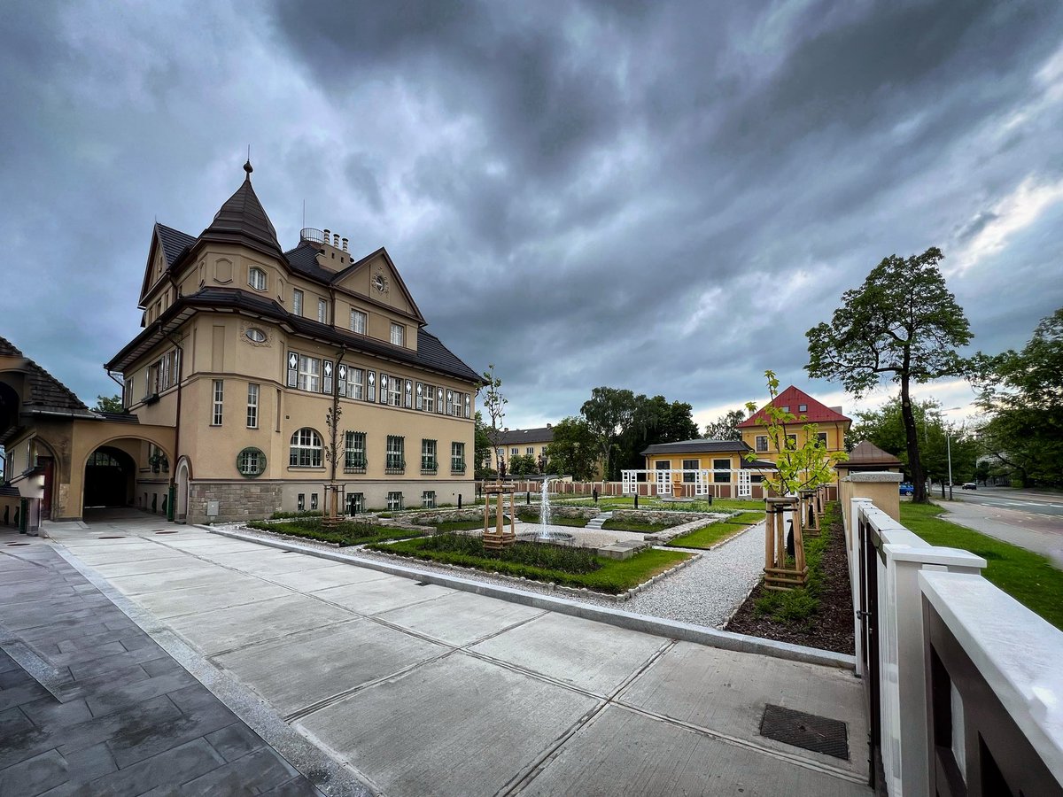 Vila Grossmann - Rodinnou vilu s reprezentativním sídlem stavební kanceláře si nechal postavit v letech 1922-24 ostravský stavitel a architekt Grossmann ve stylu dekorativismu a od počátku přitahovala pozornost svým přepychovým provedením.