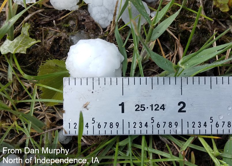 Hail in Independence this afternoon via Larry Locke on the left and Dan Murphy on the right north of Independence where quarter size hail was reported! #iawx
