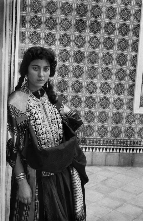 A Tunisian woman in traditional dress, Mahdia, 1956. 🇹🇳