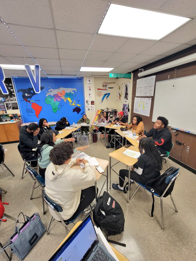 MrV_history's tweet photo. MYP freshmen have a Harkness on Ch 1 of Zinn's "People's History" and Christopher Columbus. They were able to focus on the role perspective plays in a historian's narrative. Only one more Harkness left this year! @RichTownshipHS #iblearner #RichInStudentSuccess #howardzinn https://t.co/0J9cfnkaVA