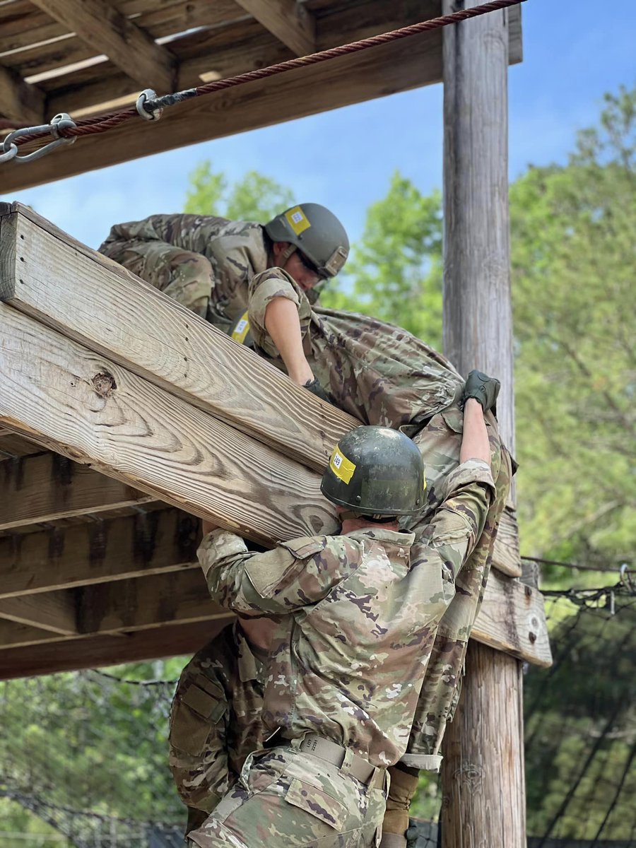 Happy #TrainingTuesday! Charlie Company 2-19 trainees overcome their fear of heights on the confidence course which helps them build camaraderie and teamwork while navigating through different obstacles. #VictoryStartsHere @USArmy @MCoEFortMoore