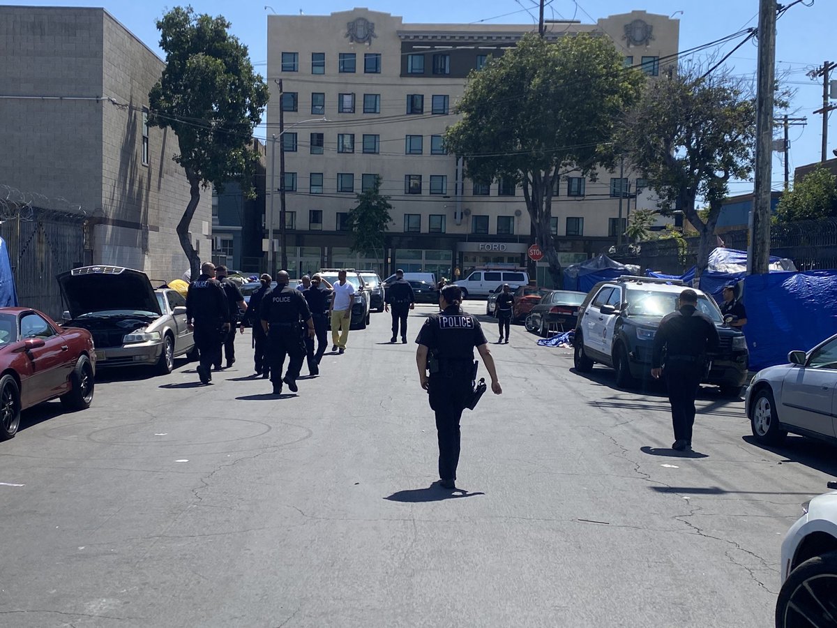 Just now on Gladys in Skid Row, LAPD RESET (Resources Enhancement Services Enforcement Team 🤔), born from Bill Bratton's Safer Cities Initiative, had 15 officers, including 2 Sargeants, pulling people out of tents, taking their info, and checking for warrants. What services!?