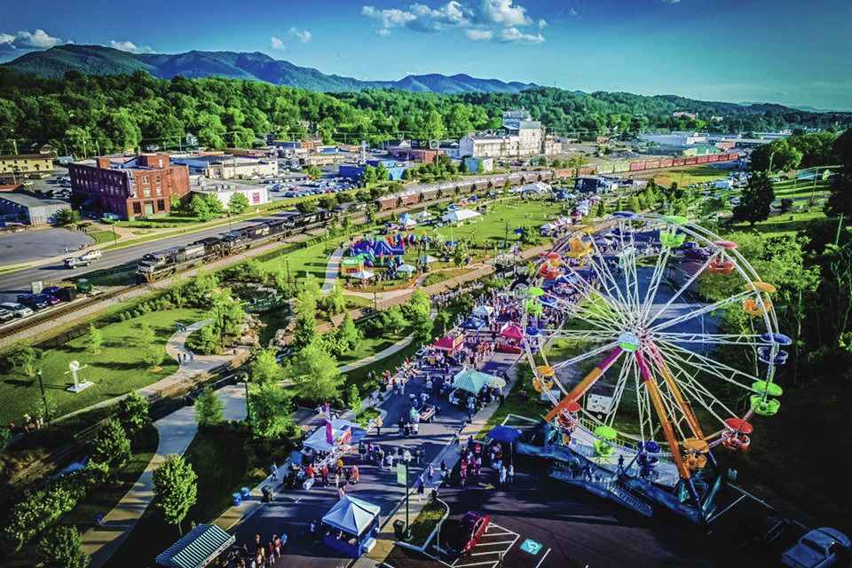Tennessee is full of fun with summer events and festivals across the state. Add these celebrations to your calendar: bit.ly/3UuF2uA 📸: Parker Bohan at Blue Plum Fest in @JohnsonCityCVB #TNSoundsPerfect