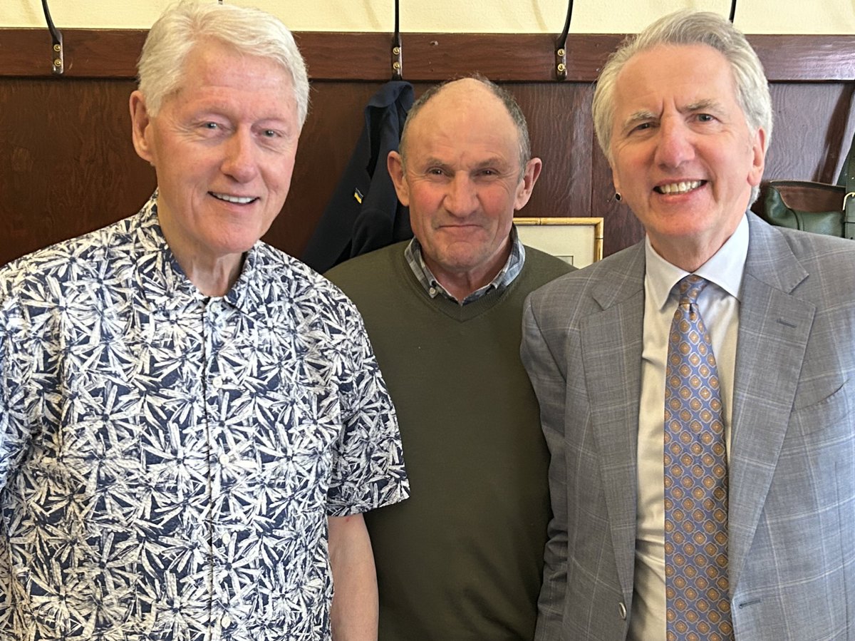 Charley Lavery + me got to chat briefly with @BillClinton in San Fran 2day about GFA & @LyricBelfast #Agreement which he saw in @IrishArtsCenter. Both 👍👍He praised entire play cast but thought that if you closed you eyes you would swear the real @GerryAdamsSF was on stage.