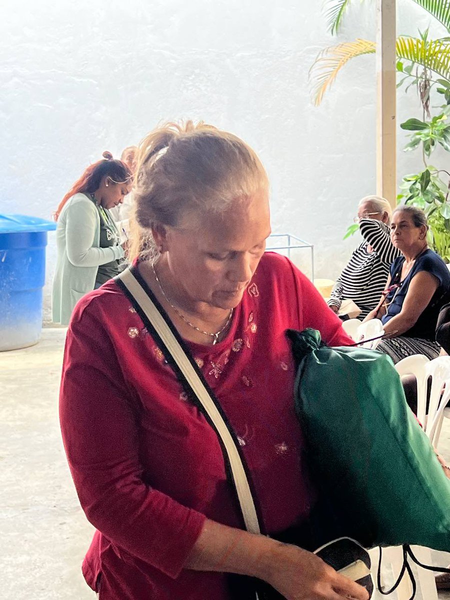 👵🏽👴🏼En nuestro reciente Encuentro Hatillano, tuvimos el honor de entregar kits de higiene a nuestros abuelos. Seguimos comprometidos con su bienestar, porque ellos son parte esencial de la gran familia de #ElHatillo. #ElHatilloPosible