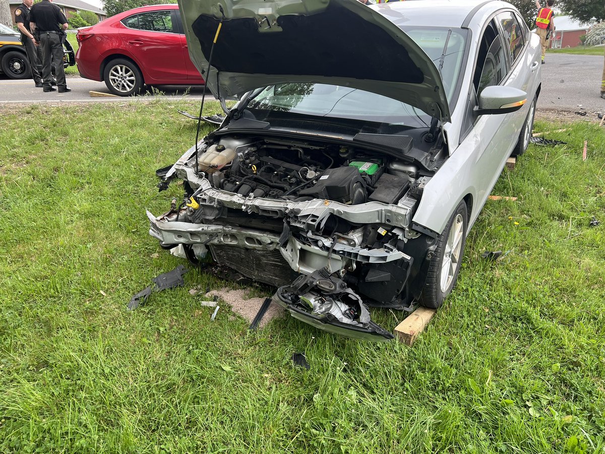 STFD130's tweet image. This afternoon we responded to a 3 vehicle collision at the intersection of State Road and Ridgewood Road. One patient was transported to an Akron hospital with non-life threatening injuries. #buckleup #seatbeltssavelives #stfd130