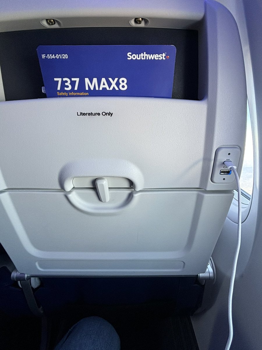 jrny1's tweet photo. Loving the new USB ports on the 737 Max8 @SouthwestAir https://t.co/9iJqEPCpJH