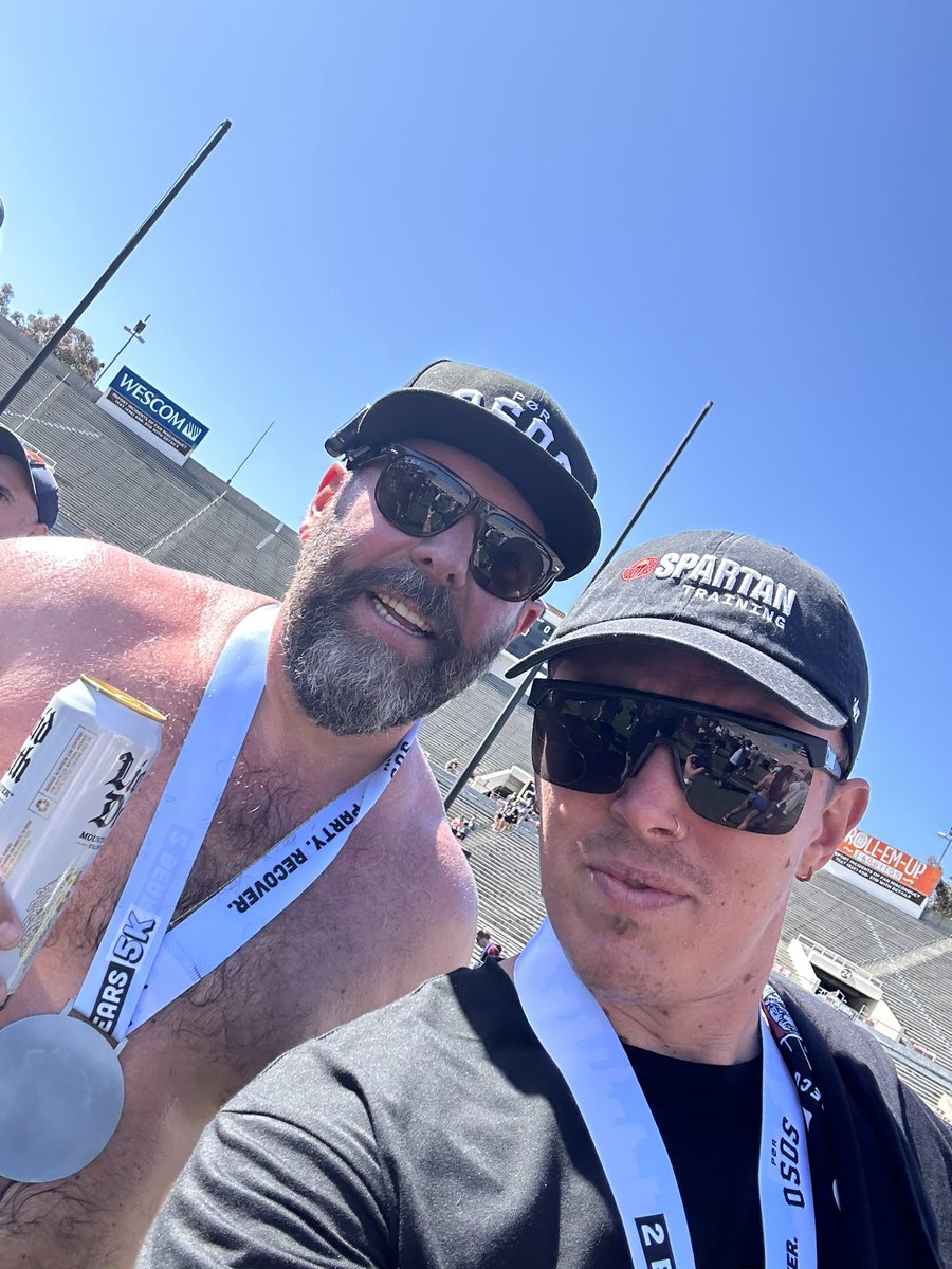 galaxyeyez's tweet photo. Had an awesome time at the @2bears5k  with @tomsegura and at least I can say I beat the big guy @bertkreischer by a few minutes 🤘🏻 https://t.co/S55ApQFESy