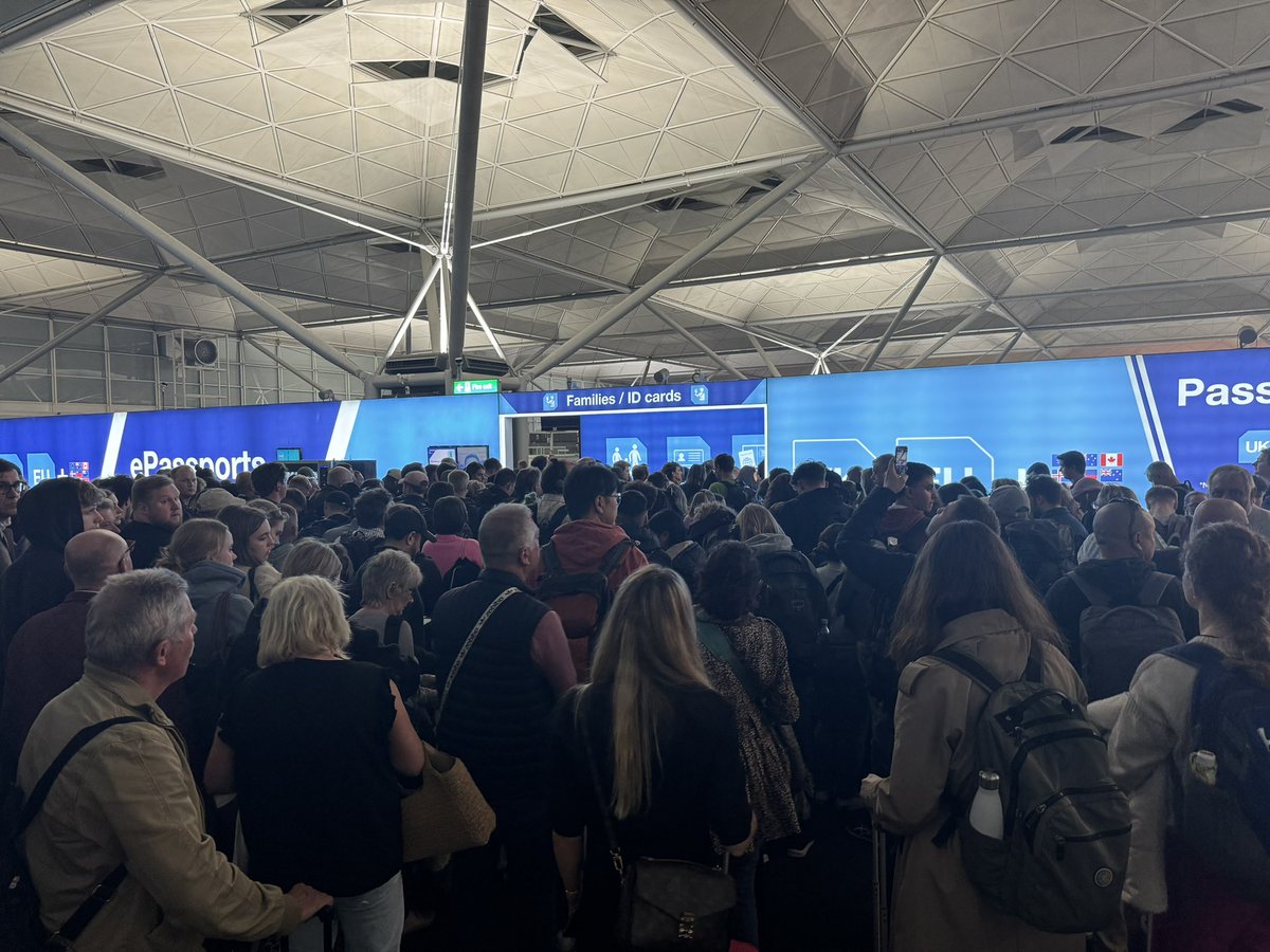 atlr's tweet photo. .@UKBorder - why are we no longer able to run the most basic aspects of a country properly?!  Were you not expecting people to arrive on, yano, planes? At an airport? #BorderSystemFailure https://t.co/CxnHGIu3Xy