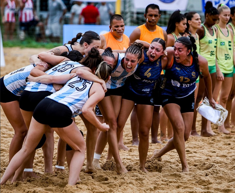 #BeachHandball | Con amplia presencia quilmeña, #LasKamikazes debutan este miércoles ante Uruguay en el #IHFGlobalTour
.
#SinDescanso #SelecciónArgentinaFemenina #DeportesEnQuilmes 
.
Leé más en: deportesenquilmes.com.ar/spip.php?artic… 
.
‼️Ayudanos a seguir informándote: deportesenquilmes.com.ar/masdq