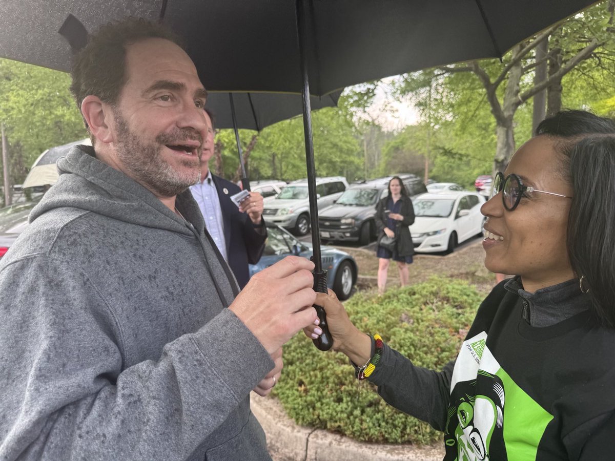 I had a fantastic time chatting with voters at the Odenton Public Library this afternoon! Rain or shine, Marylanders are headed to the polls!