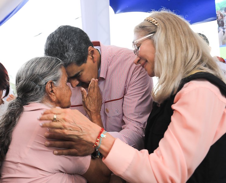 Prensa Presidencial (@presidencialven) on Twitter photo #LoDijo Presidente <a href="/NicolasMaduro/">Nicolás Maduro</a> : “¡Estoy Feliz!. Acabo de tener un encuentro bello con la gente que nos esperaba (…) el pueblo se entera por toda la carretera, por todas las paradas, por todas las esquinas y nos espera maravilloso, con su amor” #LoDijo Presidente <a href="/NicolasMaduro/">Nicolás Maduro</a> : “¡Estoy Feliz!. Acabo de tener un encuentro bello con la gente que nos esperaba (…) el pueblo se entera por toda la carretera, por todas las paradas, por todas las esquinas y nos espera maravilloso, con su amor”