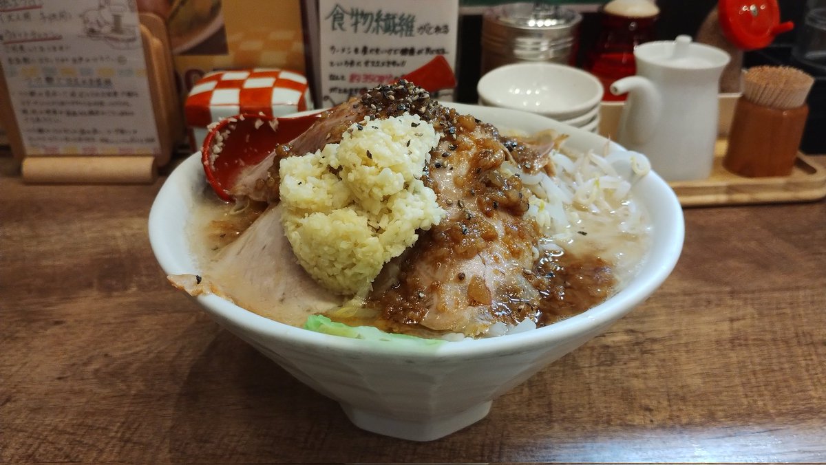 麺也オールウェイズココウォーク店さんで「肉二郎」を食べてきました。
麺はやや縮れた中太麺で、スープはちゃんぽん寄りの風味。二郎かと言われるとちょっと違うような気がしますが美味いです。
ニンニクが結構入っているので慣れてない人は減らすかナシにした方が良いかも。