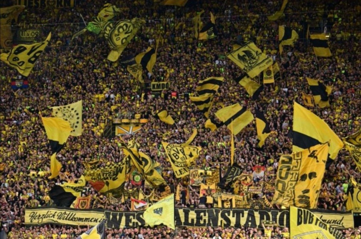 Kaos Dortmund rayakan lolos ke FINAL #UCL bertuliskan 'Yellow Wall' Dortmund & The Yellow Wall Echte Liebe = Cinta Sejati 💛💛