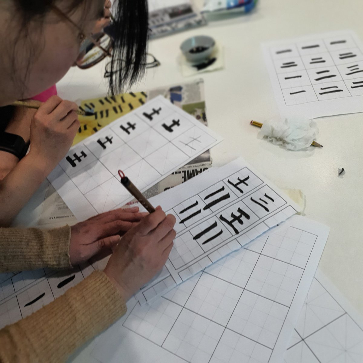 GreenwichLibs's tweet image. Learners at #woolwichlibrary enjoying the tranquility of learning Chinese calligraphy! ✨ The brushstrokes are so meditative. #ChineseCulture #CalligraphyCourse @libsconnected @Royal_Greenwich @GLL_UK @readingagency