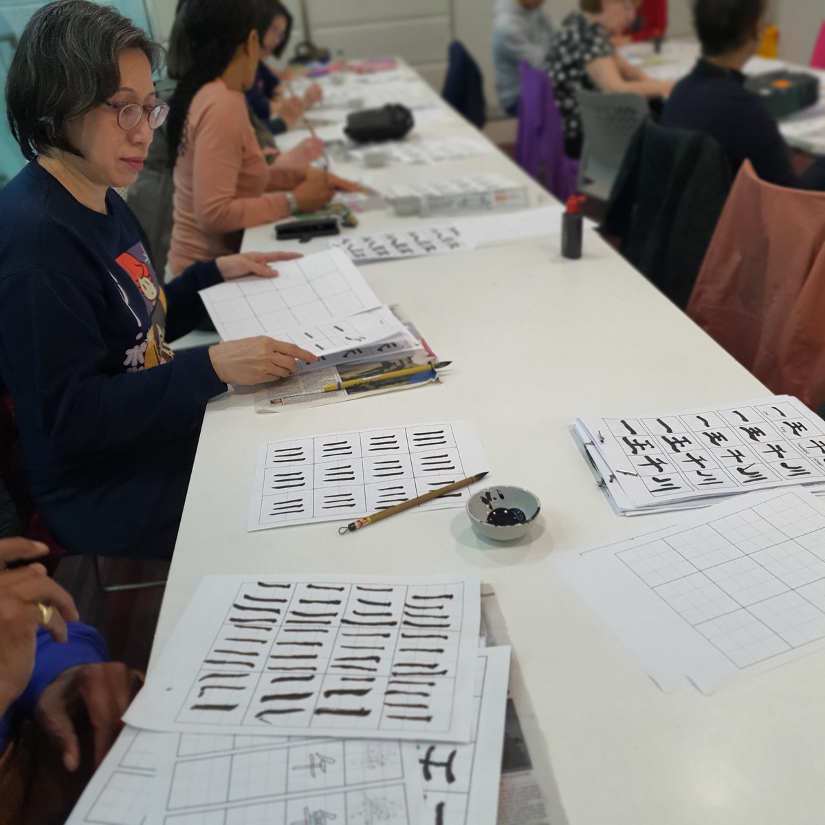 GreenwichLibs's tweet image. Learners at #woolwichlibrary enjoying the tranquility of learning Chinese calligraphy! ✨ The brushstrokes are so meditative. #ChineseCulture #CalligraphyCourse @libsconnected @Royal_Greenwich @GLL_UK @readingagency