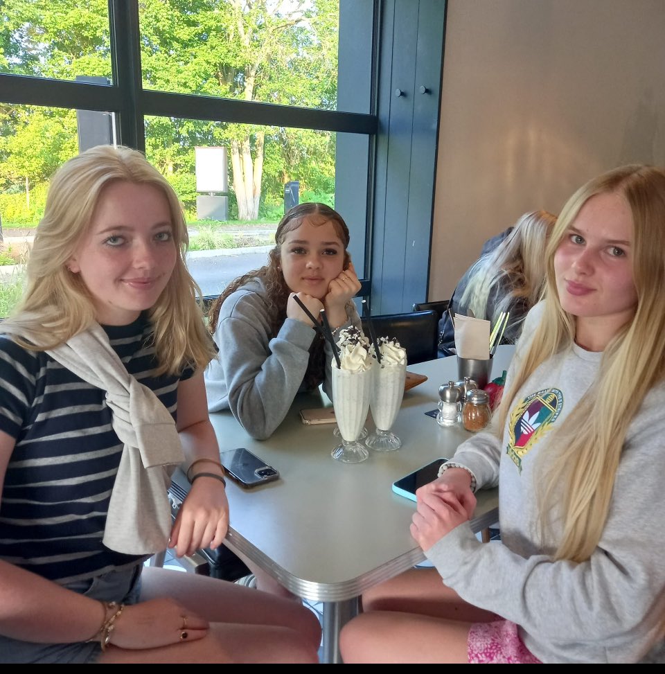 Our wonderful Year 11 girls out for the evening <a href="/MolliesDiner/">Mollies Diner</a> with their Boarding tutor Miss C. #molliesdiner #year11 #leavers #boardingschool #milkshakes