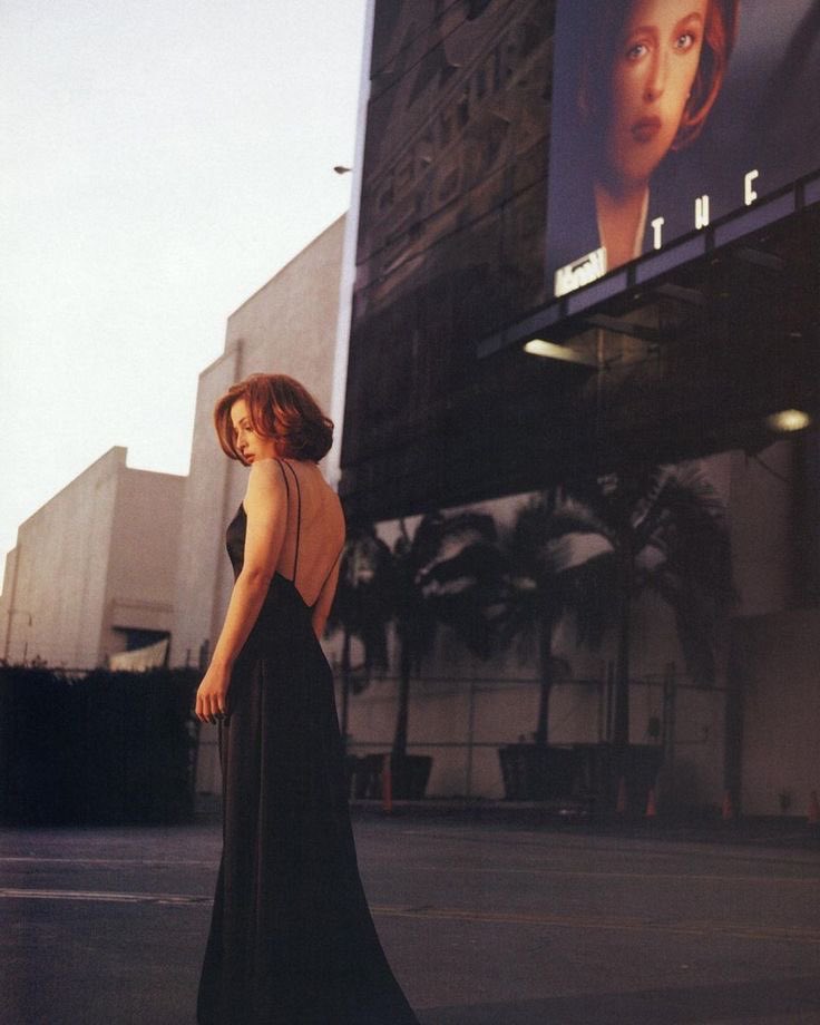 Gillian Anderson in front of the x files billboard 90s! 🖤
