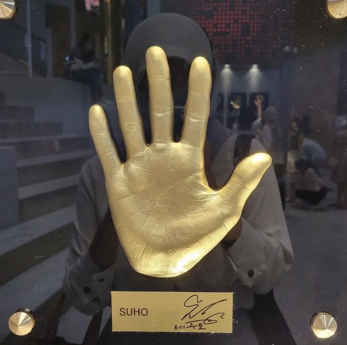 Did you know that EXO was the first Asian artist, and only third after Michael Jackson and Ariana Grande, to have its own hand prints on Tower Records Japan in Shibuya? 🇯🇵 This rare honor was accompanied with a display of their MV outfits for Japanese single 'Coming Over'! 🔥