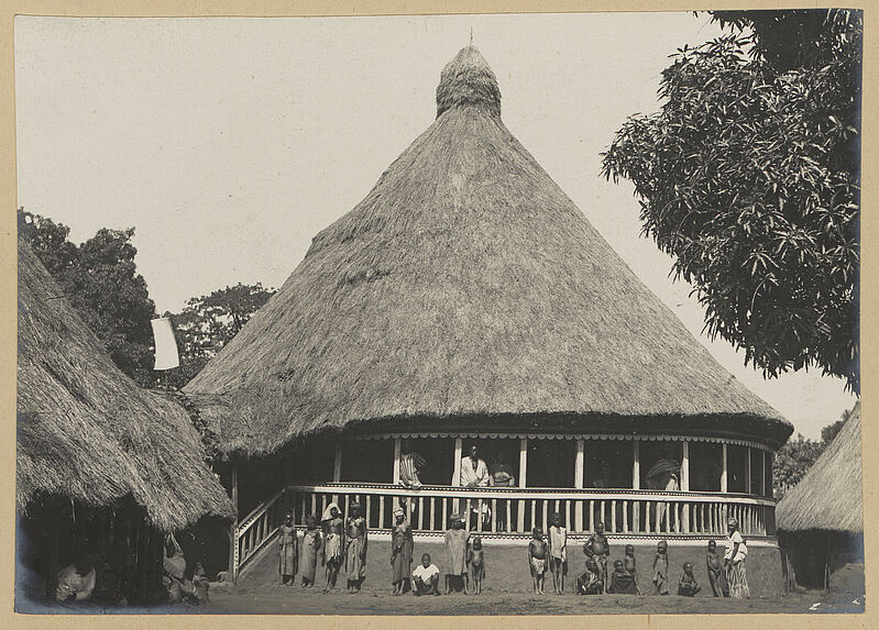 Maison du chef soussou de Dubreka. Cette photographie date très probablement de la fin du 19e siècle.