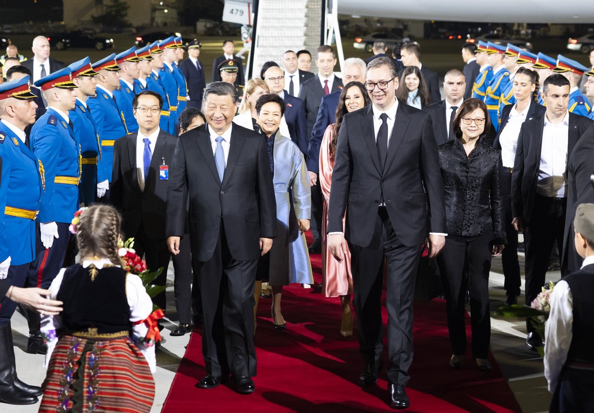 President Xi Jinping arrived in Belgrade and was warmly received by Serbian President Aleksandar Vučić.