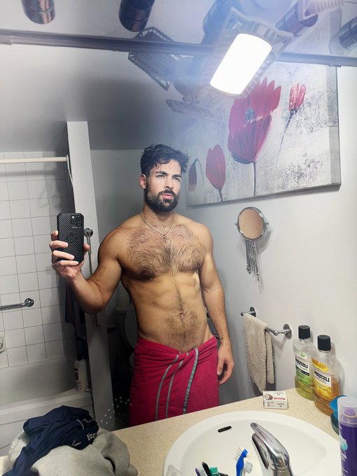 31 years old ❤️🥳🎁 https://t.co/ECGkwigN7h