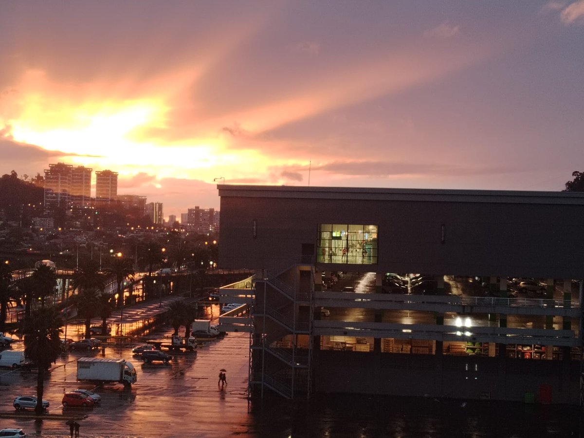 Atardeceres pos lluvia en Viña del Mar. Siempre puede brillar el sol🤗 (No olvidemos a los damnificados del Megaincendio del 2F en el frío que viene)