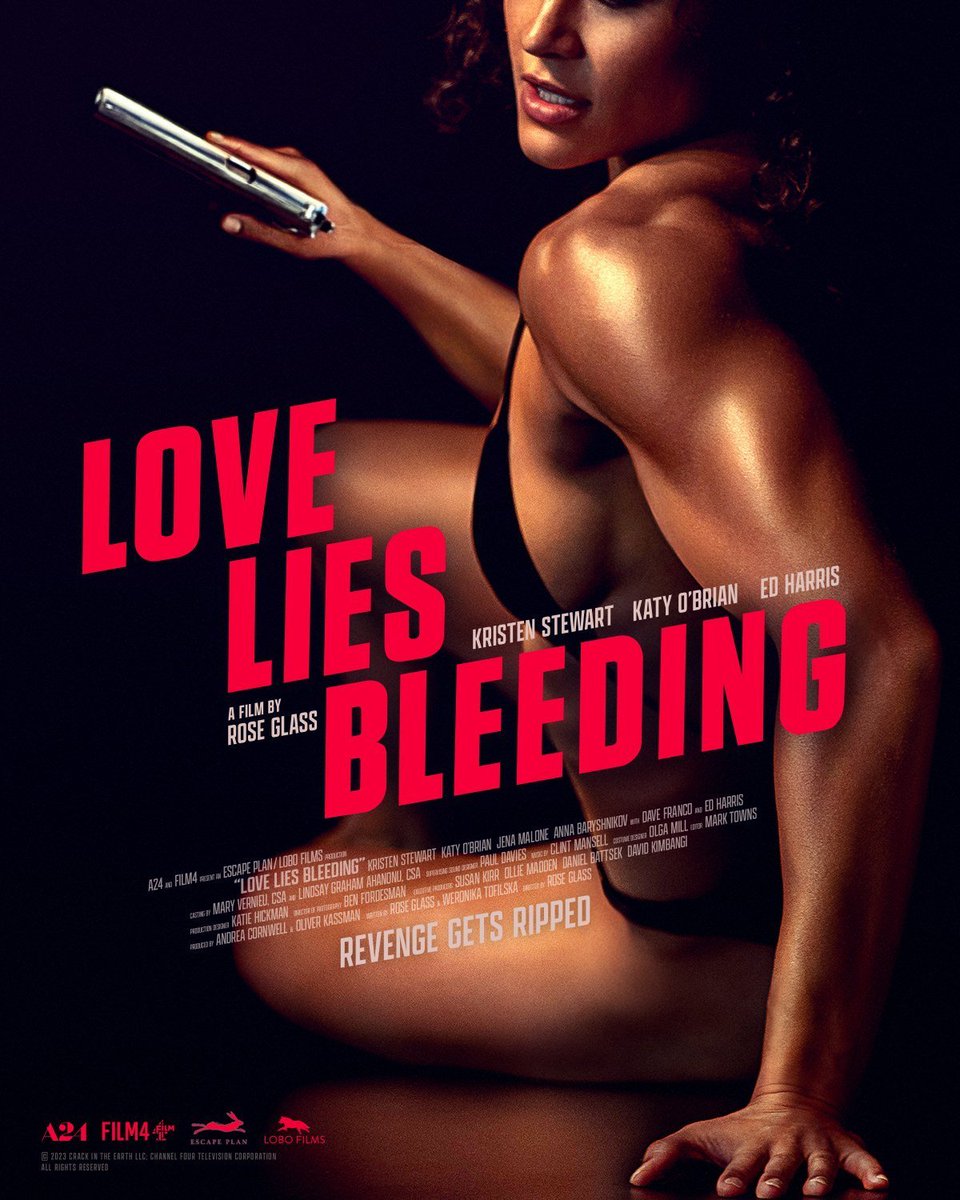 Demencial, original, salvaje: así es “Love Lies Bleeding”, el segundo largometraje de la británica Rose Glass, que la confirma como un gran talento iconoclasta. Un noir con ingredientes de horror corporal que resulta diabólicamente eficaz. De lo más logrado del cine de 2024.