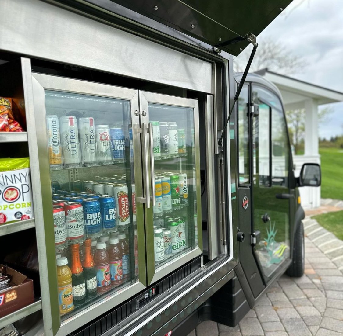 ⛳🍹 Liberty National's beverage cart game is on another level! Just take a look at this snapshot! We're thrilled to share the excitement! Stay tuned for more updates and exclusive peeks into the ultimate golfing experience! #LibertyNationalGC #ClubCar @GalleryCarts