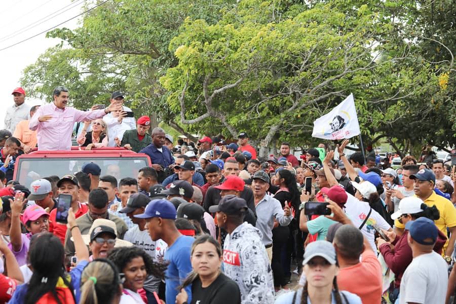 #EnFotos📸 El pueblo recibió al Pdte. @NicolasMaduro en Tocópero, estado Falcón. Desde las calles y por todas las esquinas lo esperan con una genuina expresión de amor. #07May #MovilizadosPorVenezuela